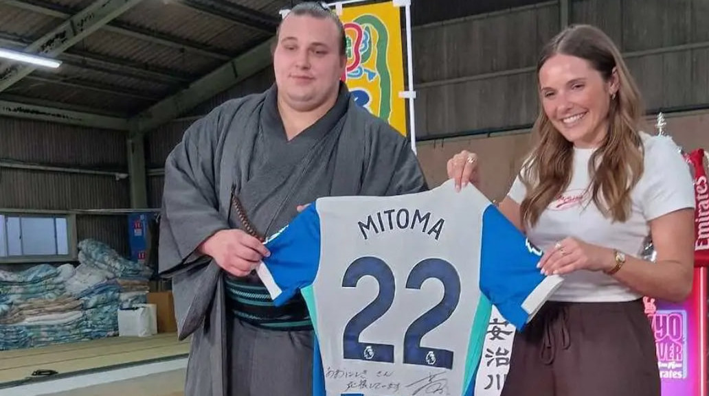 Сумоїст Аонішікі отримав футболку та автограф від лідера клубу АПЛ