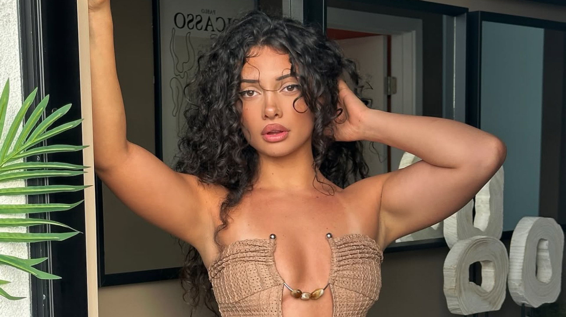 Любовний квадрат: скандальна блогерка і модель з Албанії викрила переписки із зірковими футболістами