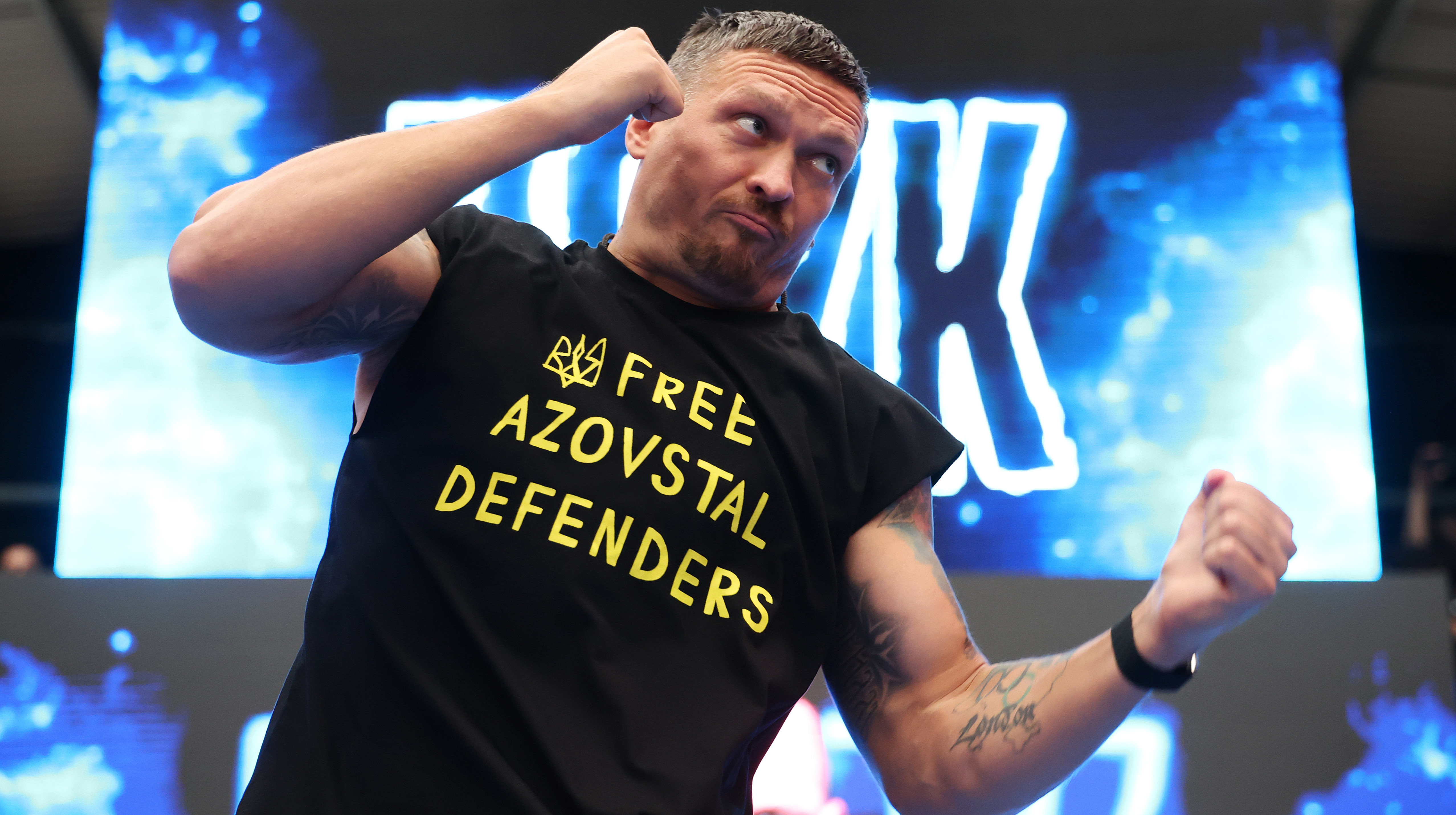 Усик призвал освободить защитников Азовстали на открытой тренировке перед боем с Дюбуа