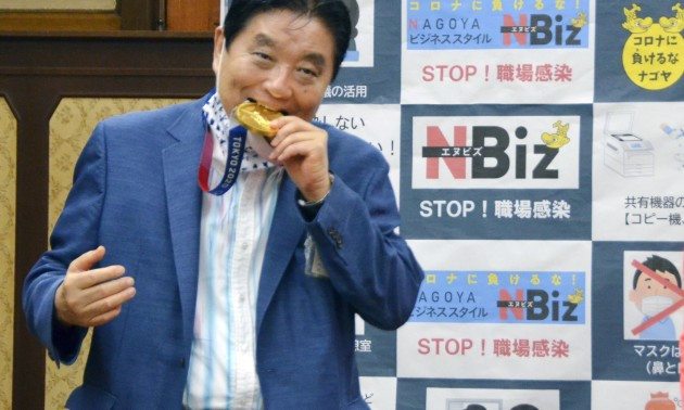 Мер японського міст надкусив золоту медаль олімпійської чемпіонки й пошкодив її