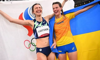 Спорт поза людяністю. Магучіх обійнялася з довіреною особою Путіна
