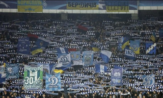 Фанати Динамо намалювали неймовірне графіті у шкільному спортзалі. ФОТО