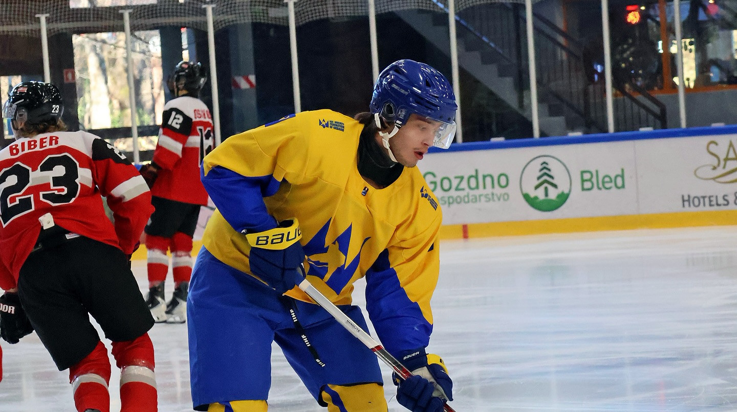 Пропустили 9 шайб: молодіжна збірна України розгромно програла Австрії на ЧС-2026