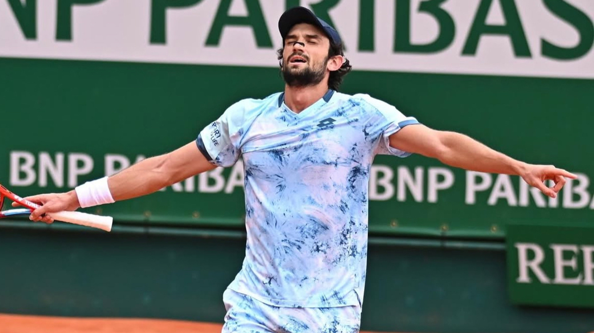 Обрел популярность среди женщин: теннисист стал звездой соцсетей из-за эрекции во время интервью