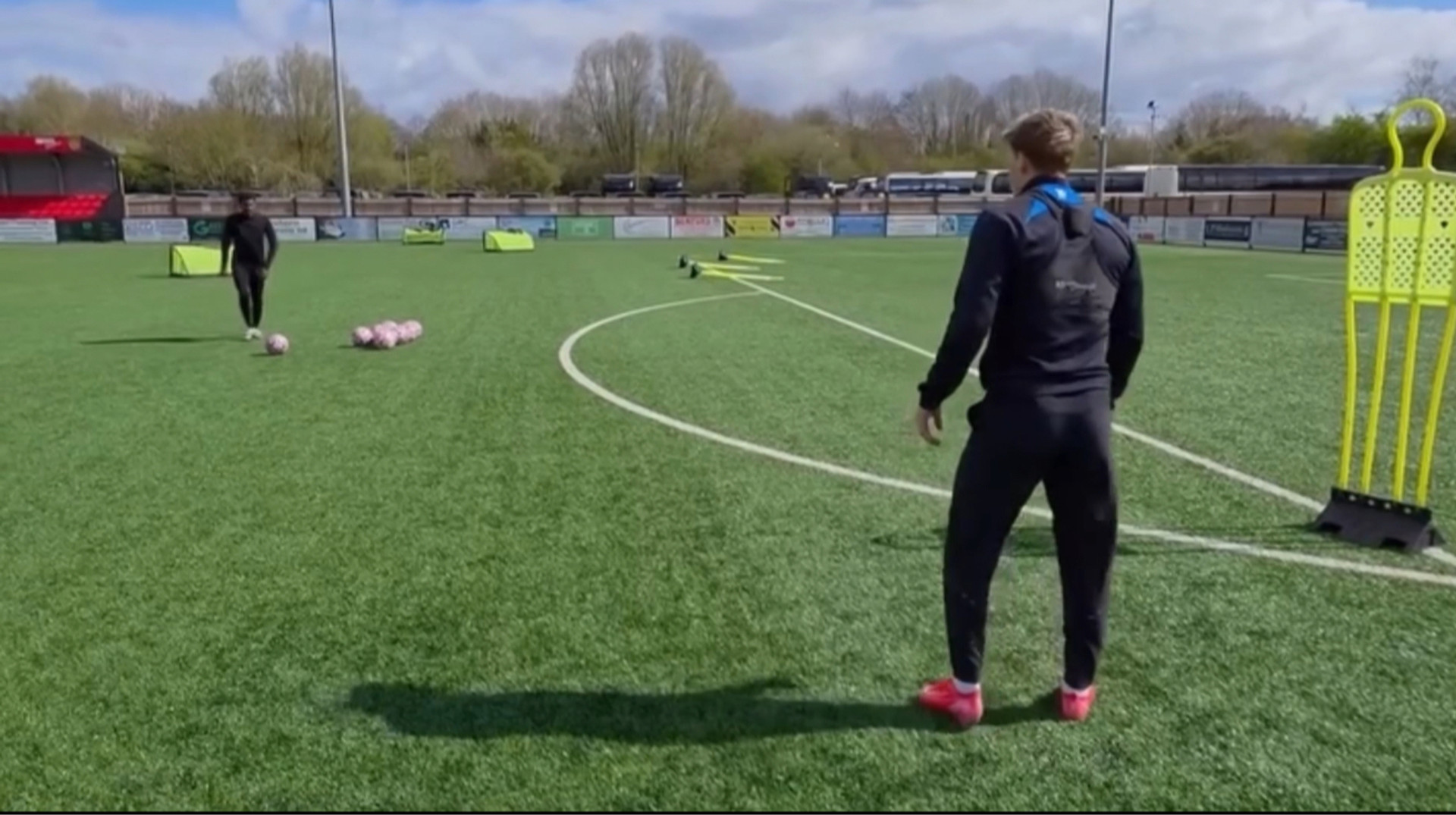 Мудрик натякнув на повернення на поле, похизувавшись шикарними голами зі своїх тренувань