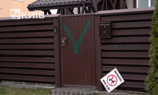 Усику окупанти пошкодили будинок і намалювали рашистський символ на паркані