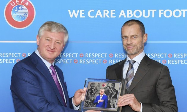 Чеферін вручив Ахметову нагороду UEFA Football Leadership Award