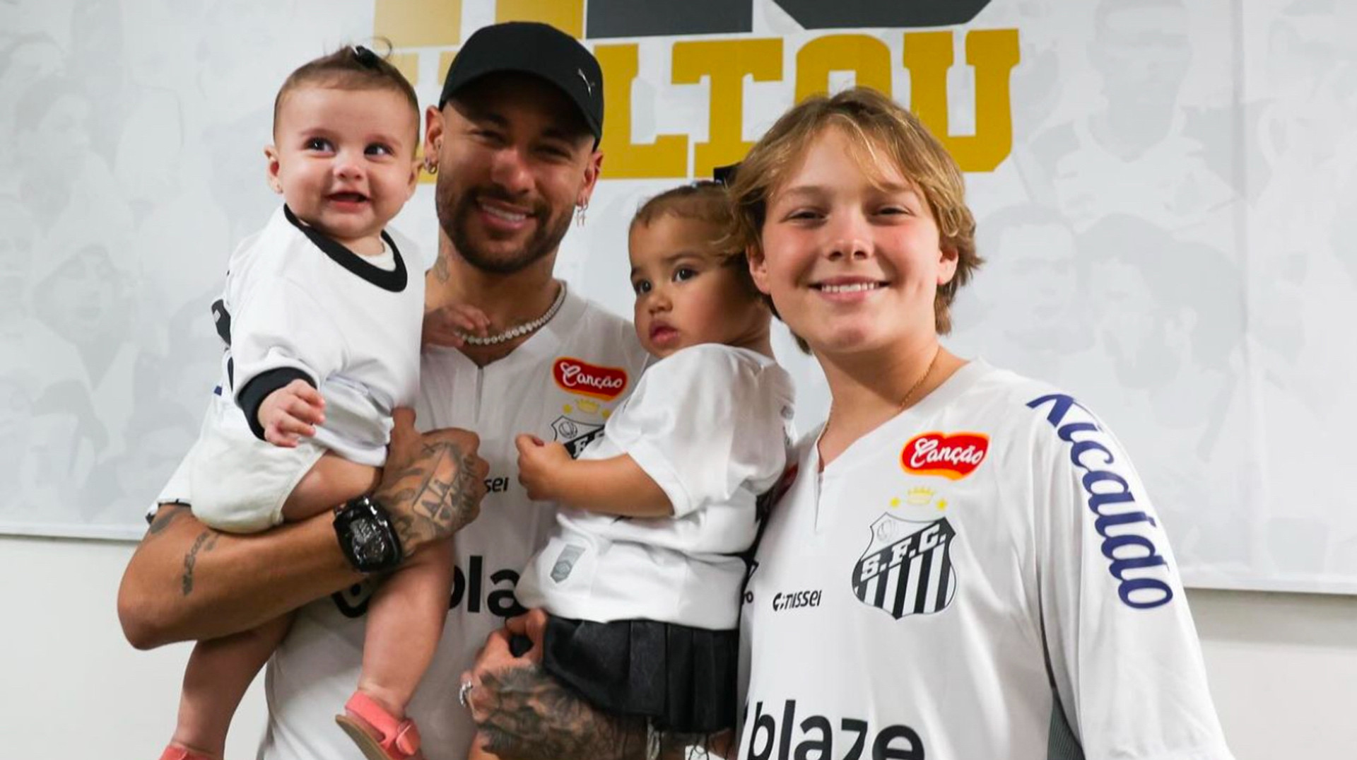 Эмоциональное возвращение: Неймар расплакался во время презентации в Сантосе