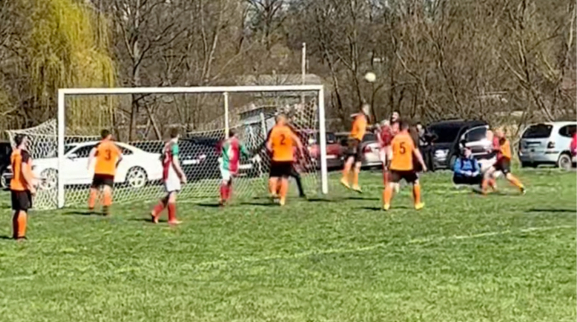 Шедевр із сільського футболу: креативне вкидання ауту призвело до голу