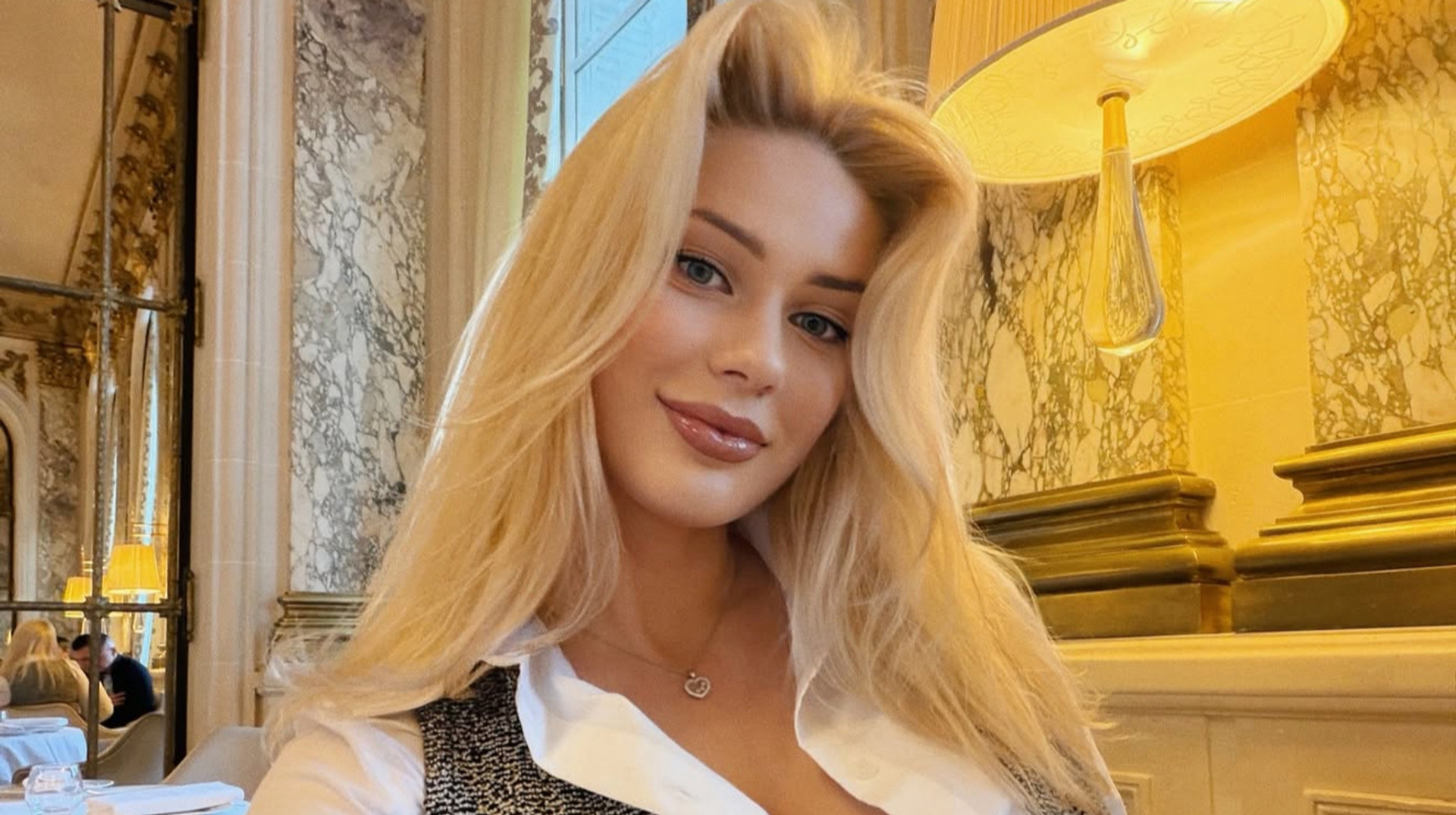 На грани фола: жена известного украинского футболиста поразила фанов горячими фото