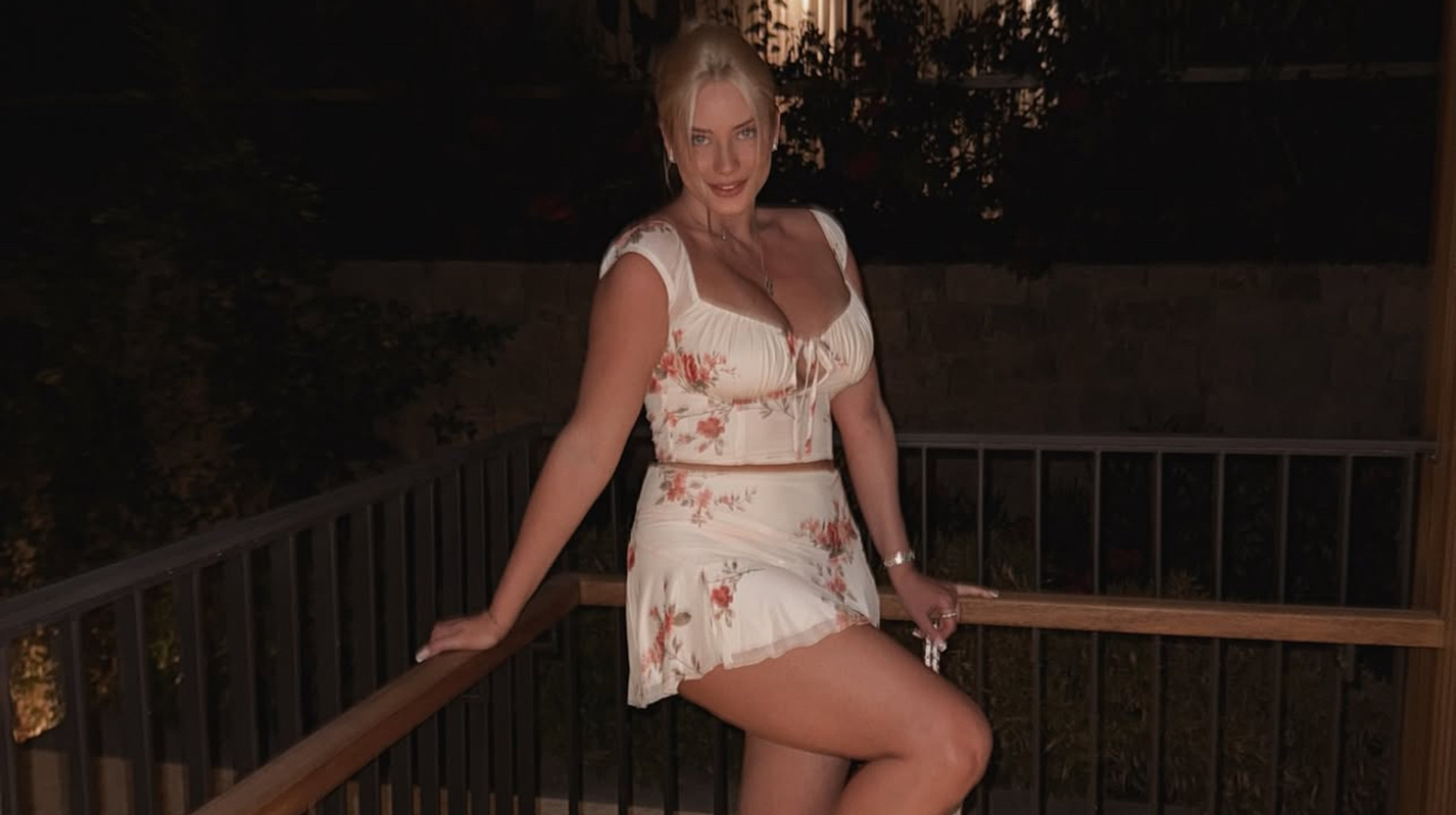 Дружина екслідера Шахтаря пікантними фото показала шикарні букети троянд від чоловіка