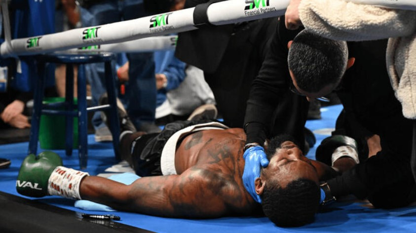 Американский боксер потерял сознание во время боя после столкновения головами