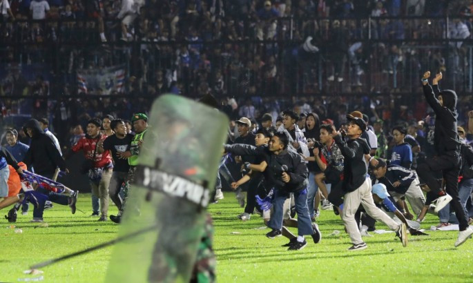 Футбольний матч у Індонезії завершився тиснявою та загибеллю 129 людей
