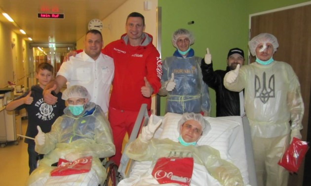 Як Кличко відвідав шпиталь у Гамбургу з українськими вояками