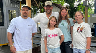 Повернення чемпіона: Усик прибув в Україну після реваншу з Дюбуа