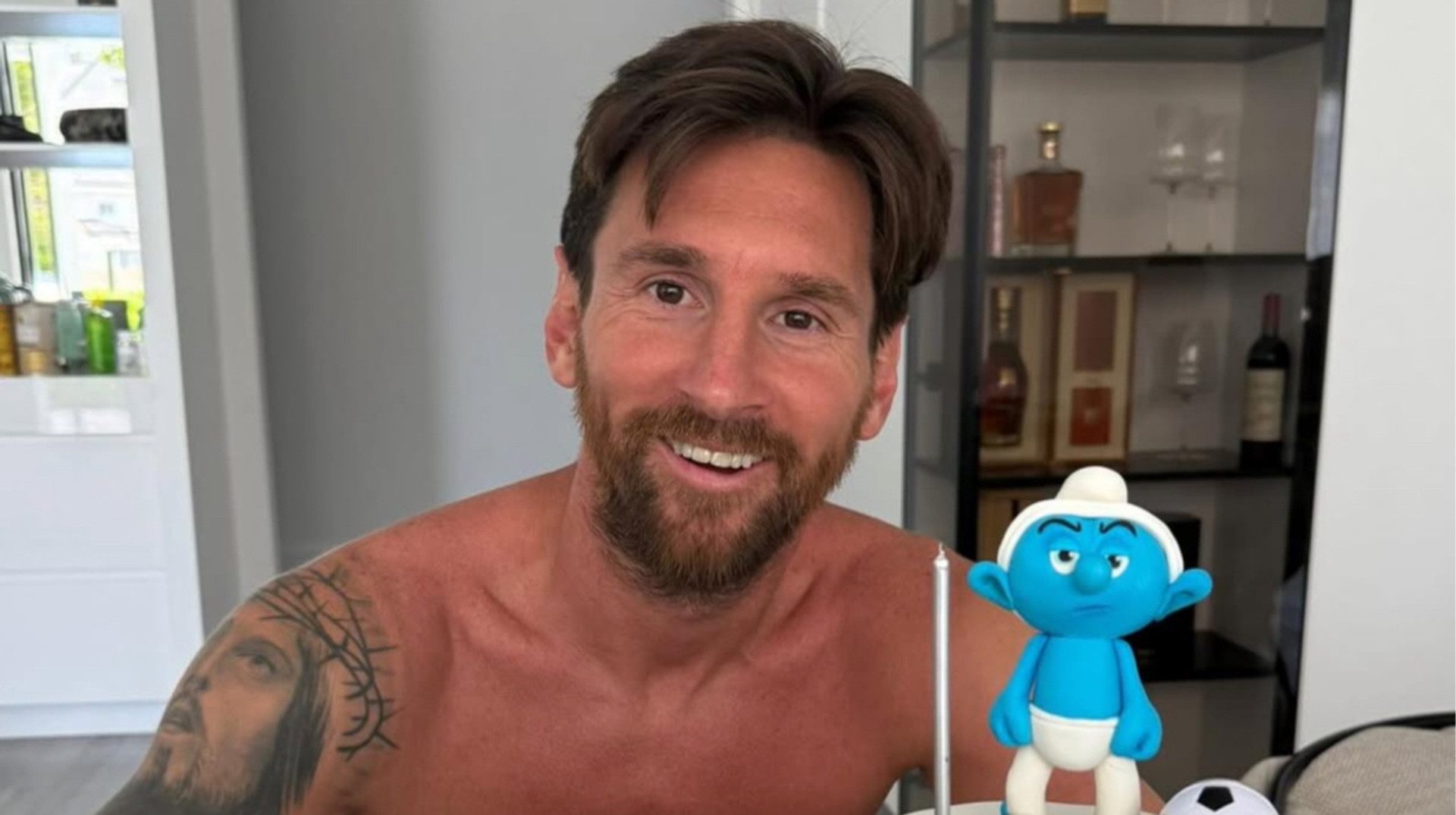 Подарувала торт з гномом-буркутуном: Антонелла креативно привітала Мессі з днем народження