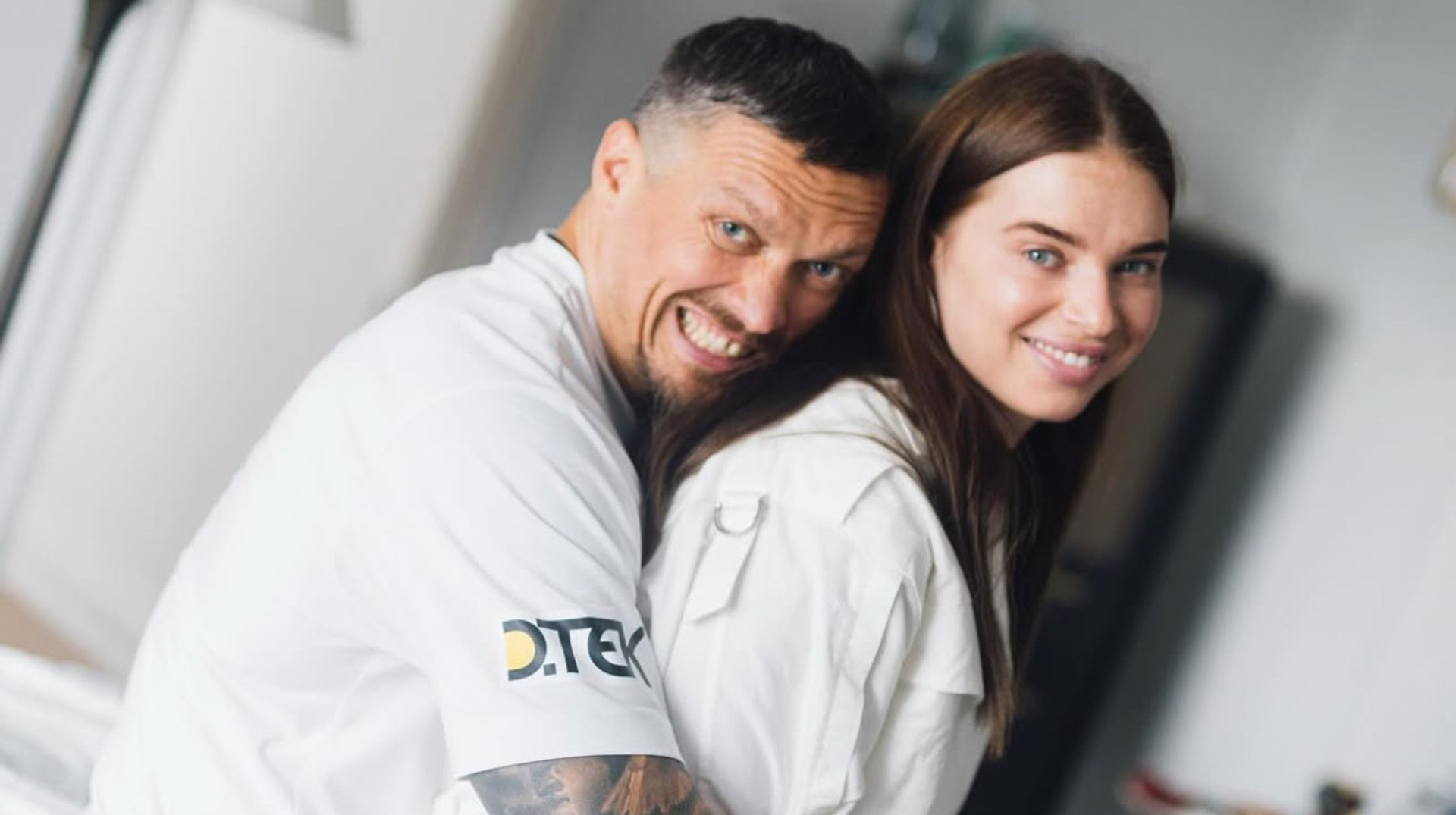 Довгоочікувані обійми: Усик зустрівся з дружиною після виснажливого тренувального табору