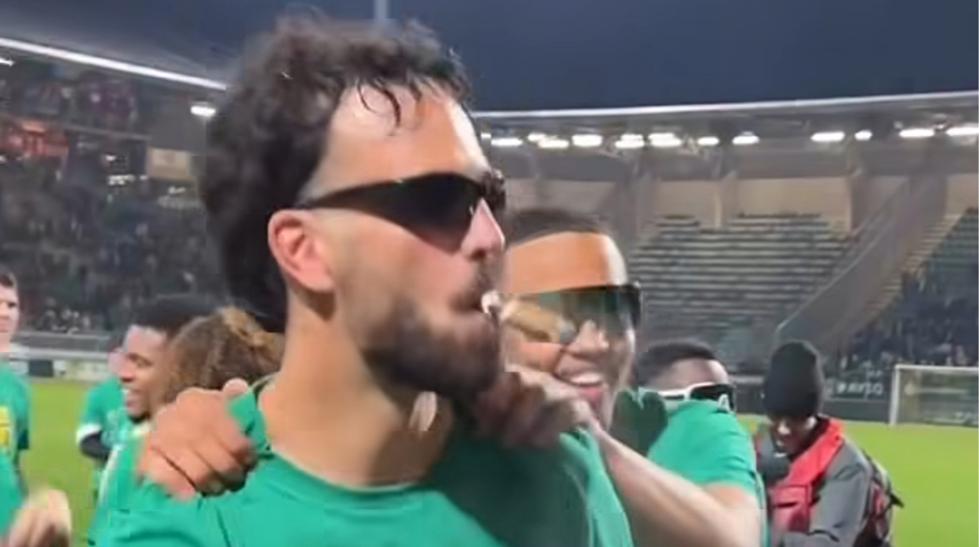 Пиво, сигара і меми: футболіст розніс інтернет після виходу в Ередивізі