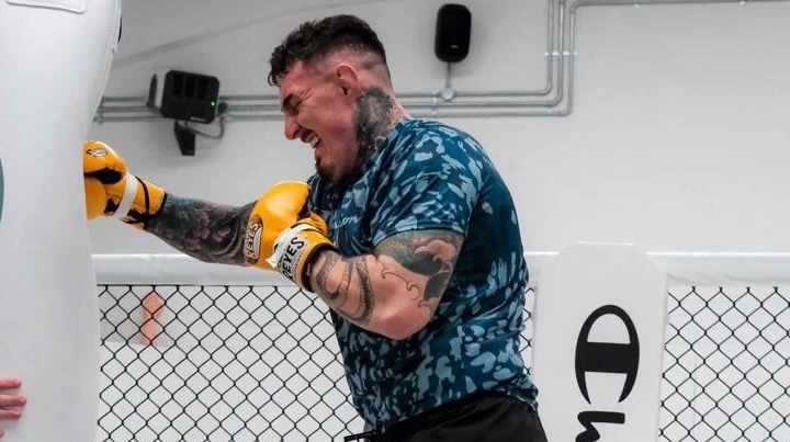 Аспіналл звільнив чемпіонський пояс UFC у важкій вазі