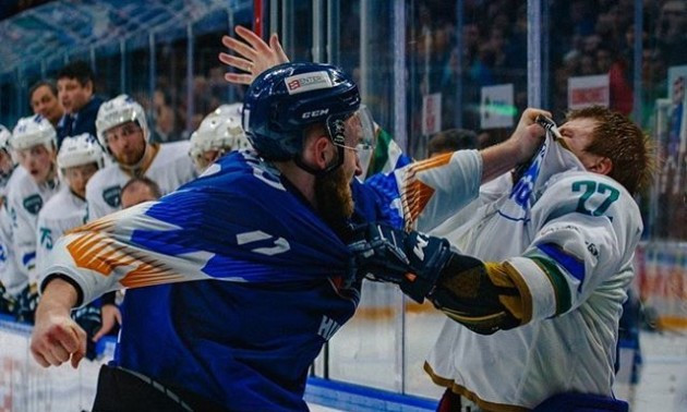 Український хокеїст до крові побив росіянина під час матчу