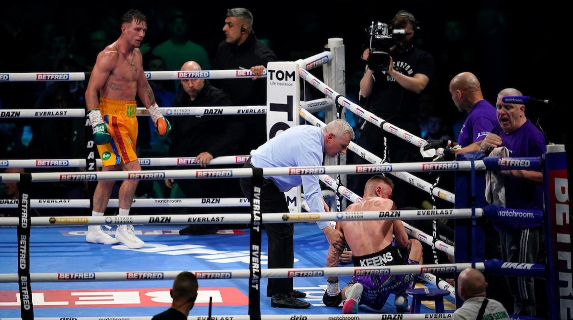 Шокуючий фінал бою: бійця дискваліфікували за нокаут опонента після гонгу