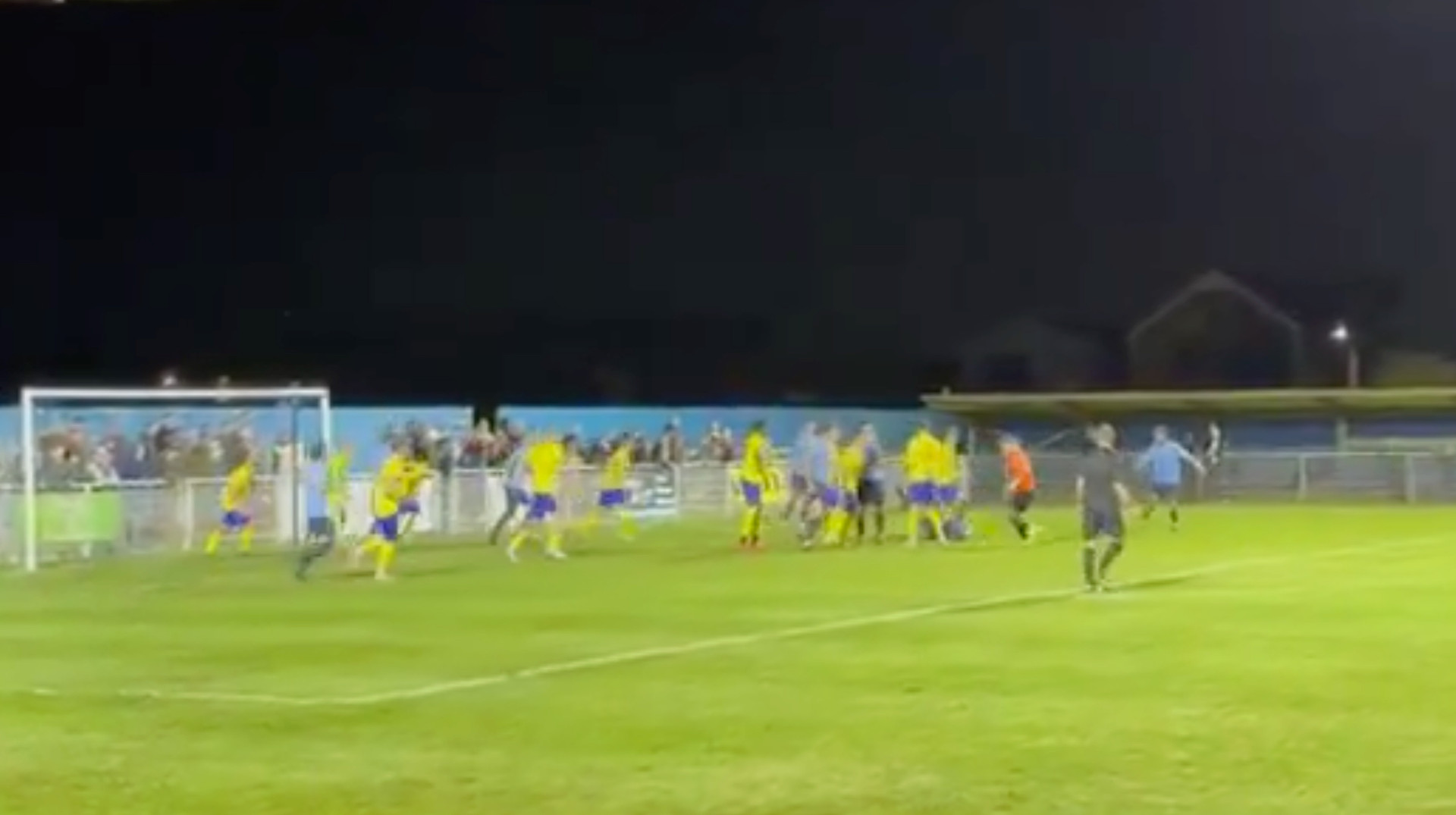 В Англії голкіпер забив гол на останніх секундах і став героєм матчу проти колишнього клубу