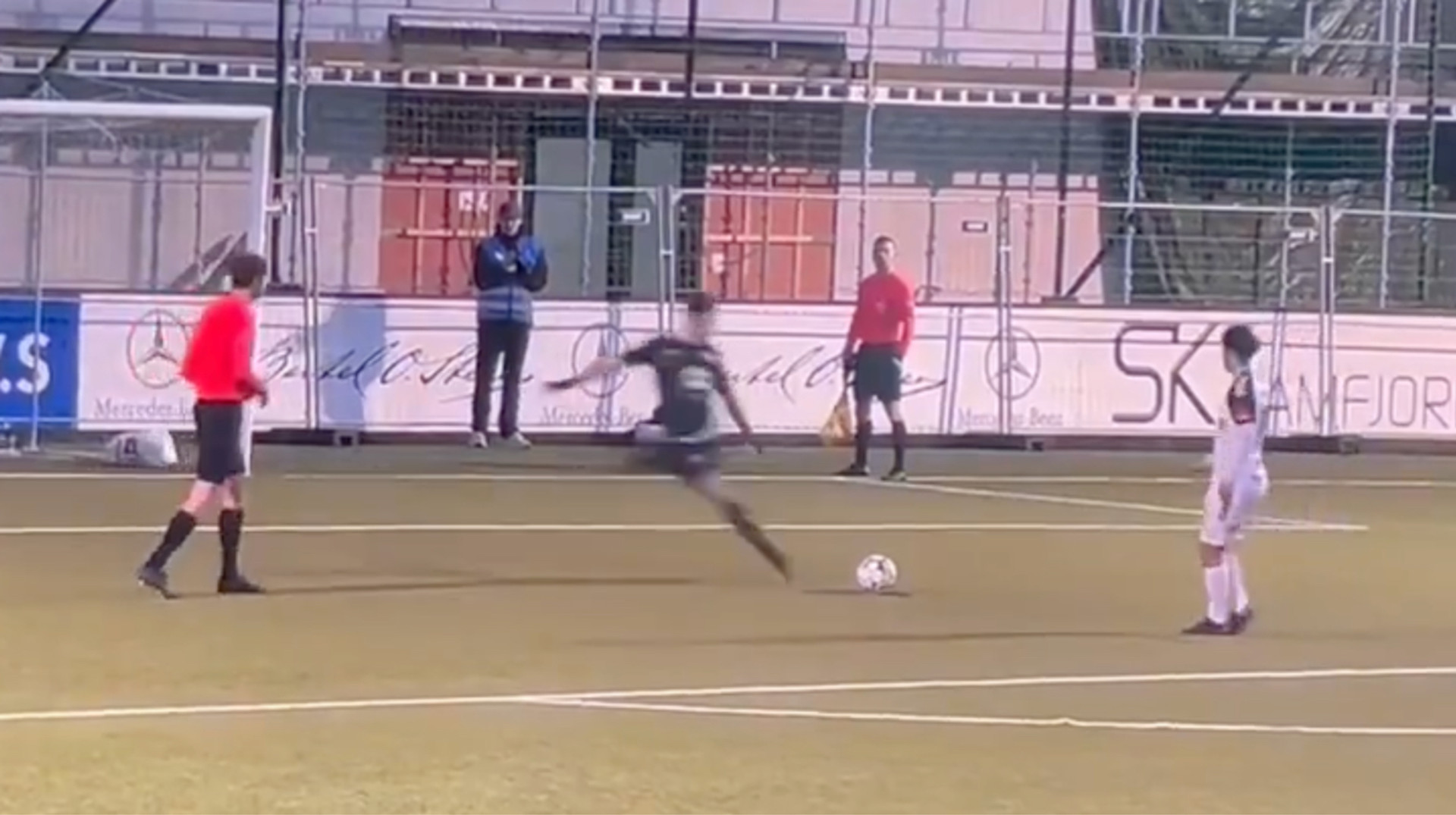 В Норвегии голкипер эпично провалил попытку сбить с толку соперника в серии пенальти