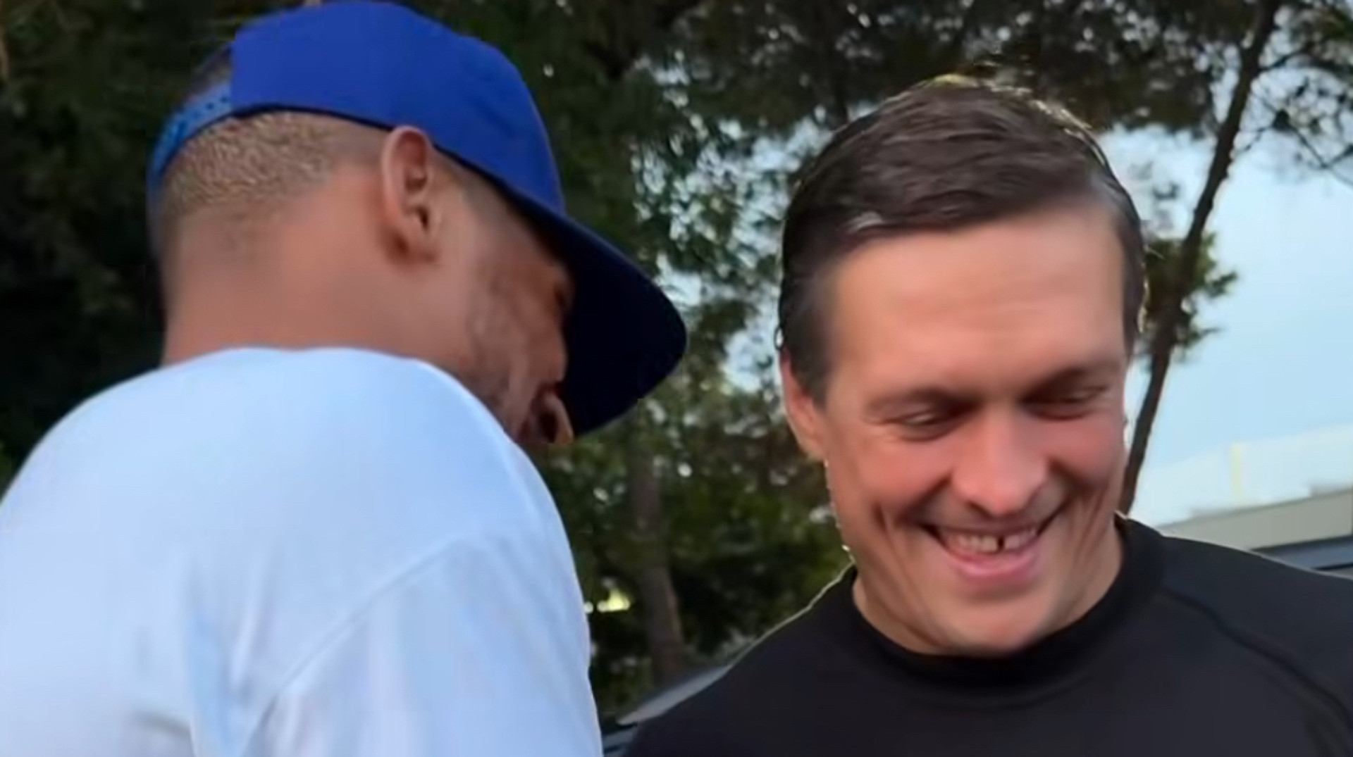 Усик подарував Джошуа унікальний годинник з бойової гільзи від українських військових