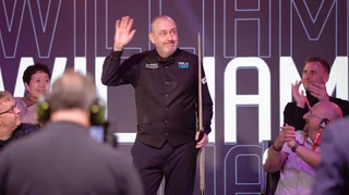 Він не був у барбера 10 років: зірковий ведучий яскравими жартами анонсував зірку снукеру