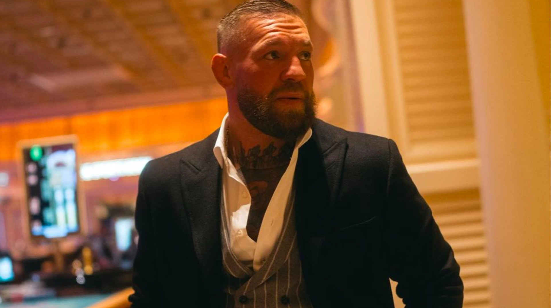 Скандал в Вегасе: Макгрегор плюнул в лицо фаната и бросил ему вызов