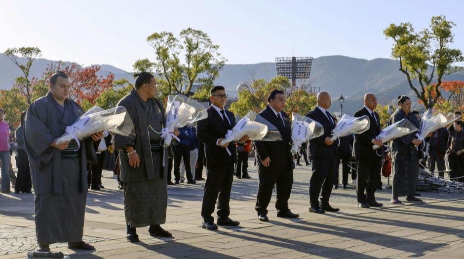 Війна – це дуже жахлива річ: сумоїст Аонішикі поклав квіти в меморіальному парку міста Нагасакі