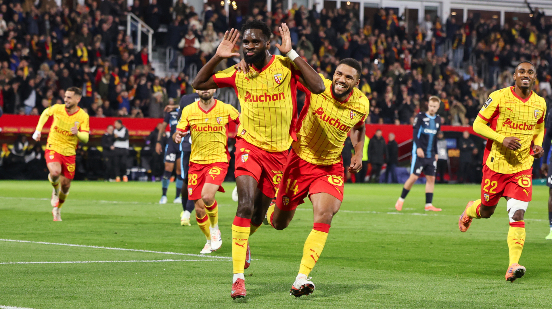 Збиті льотчики, просунуті кутові і на мільярд євро менше: як Ланс кидає виклик ПСЖ у Франції