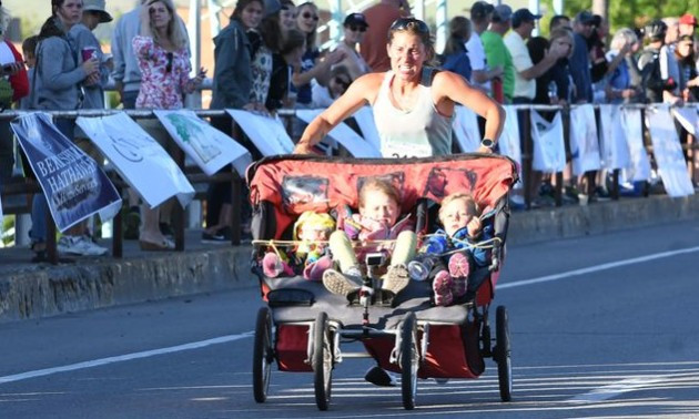 Американка пробігла марафон із трьома дітьми у візку