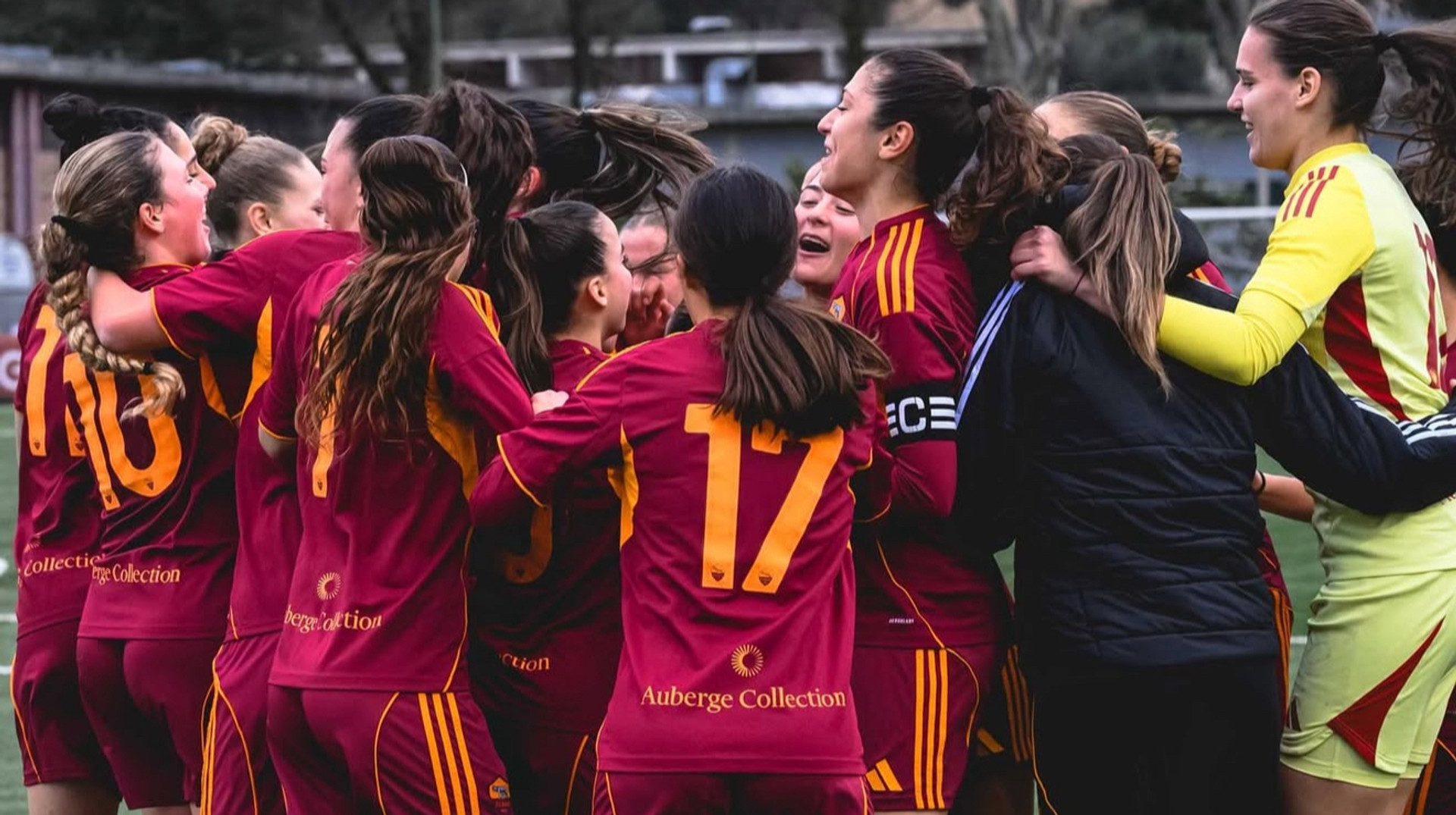 Скандал навколо форми футболісток Роми: фанати звинуватили аукціон у сексуалізації