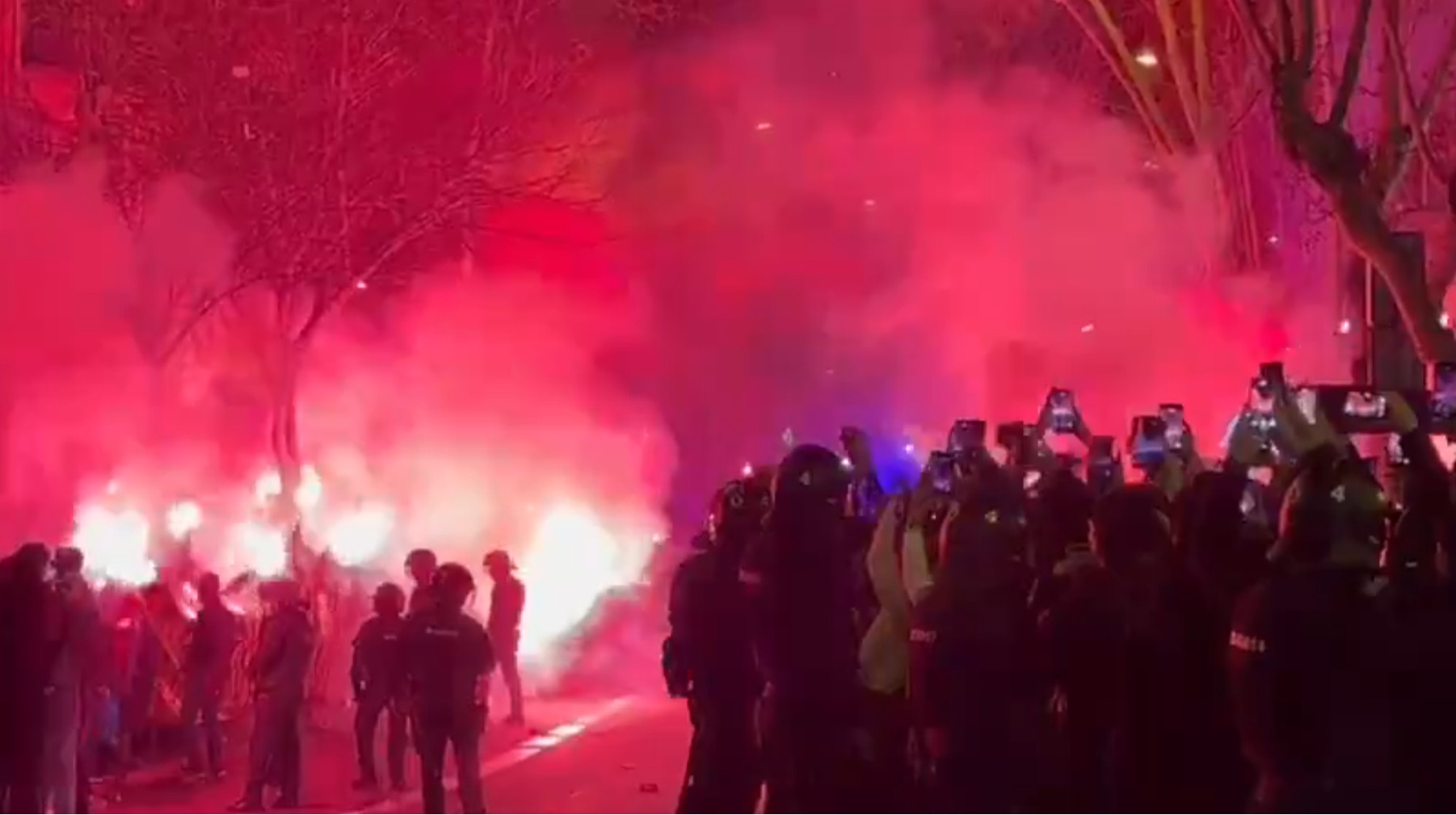 Фанаты Барселоны атаковали автобус Атлетико перед матчем Кубка Испании