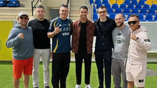 Дал автограф и сделал совместное фото: Усик встретился с Роналду на тренировке Аль-Насра