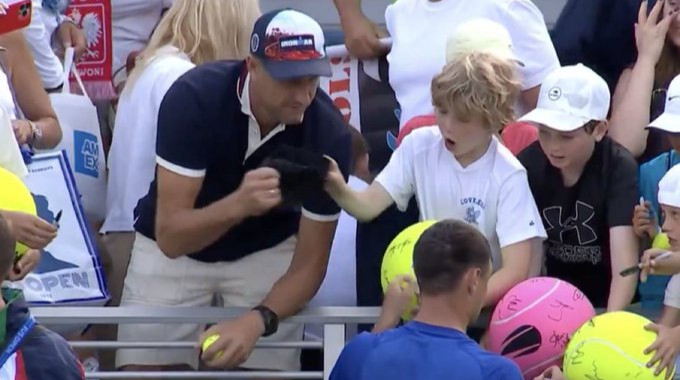 Огидний вчинок: польський мільйонер поцупив картуз відомого тенісиста в дитини