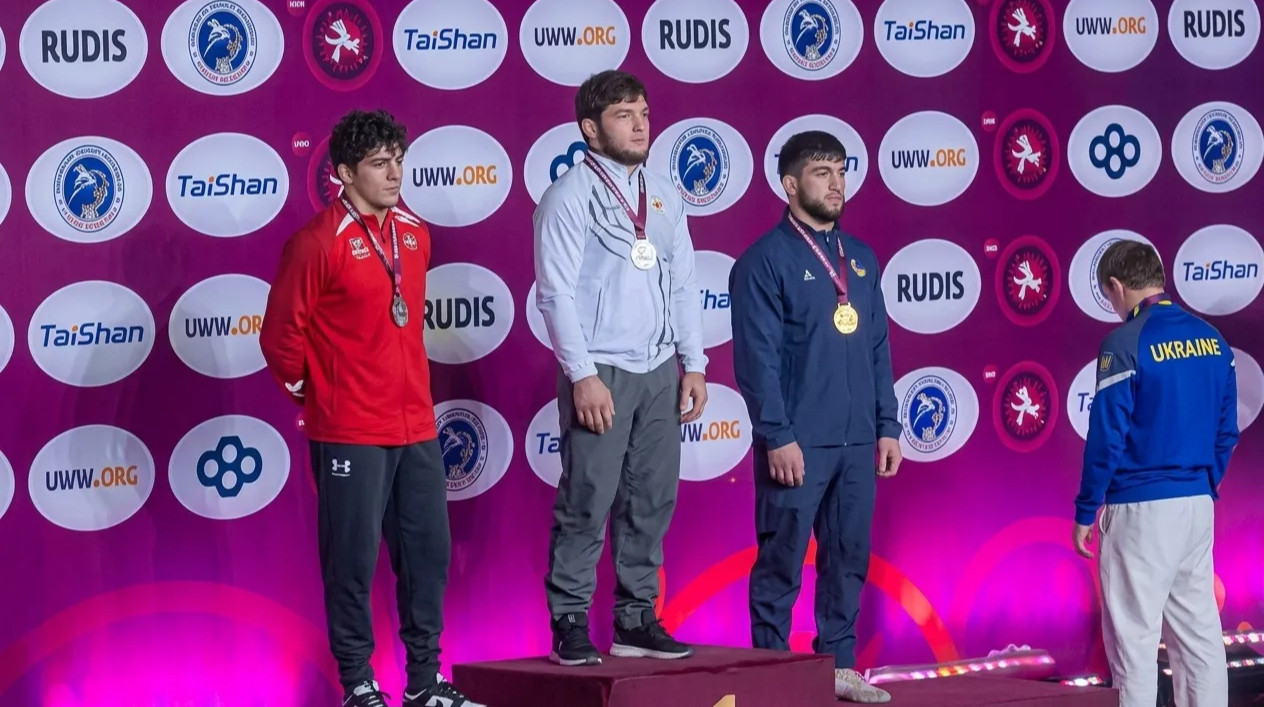 Український борець показово відвернувся від прапора Росії на церемонії нагородження