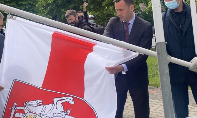 Скандал з прапором Білорусі триває - мер Риги відповів Рене Фазелю
