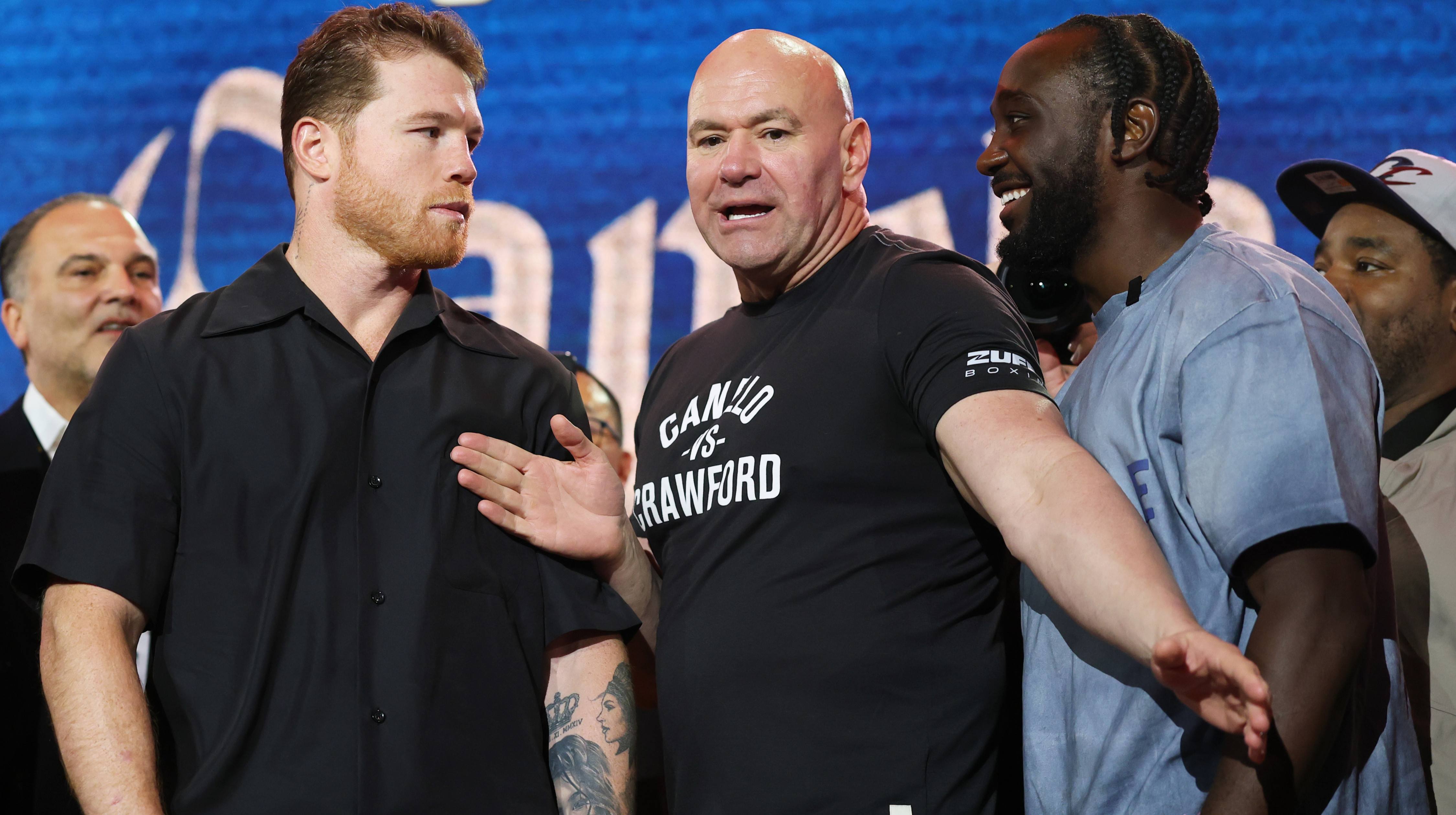 Одразу штовханина: Канело та Кроуфорд провели нервову битву поглядів