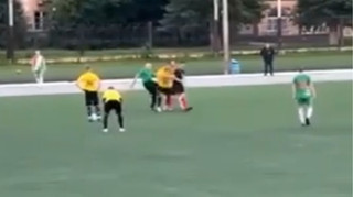 Обматюкав і дав копняка прямо на полі: на росії тренер помстився арбітру за жовту карточку