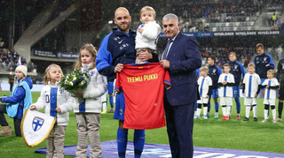 Футболісти збірної Фінляндії кумедним флешмобом провели на пенсію легендарного форварда