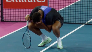 Жах на корті: тенісист нокаутував сам себе м’ячем і змушений був знятися з матчу