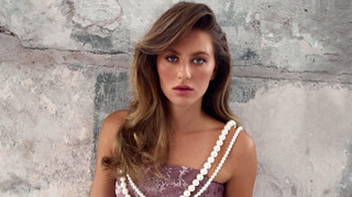 Елегантна та сильна: Костюк у розкішній сукні привітала фанатів з 8 березня