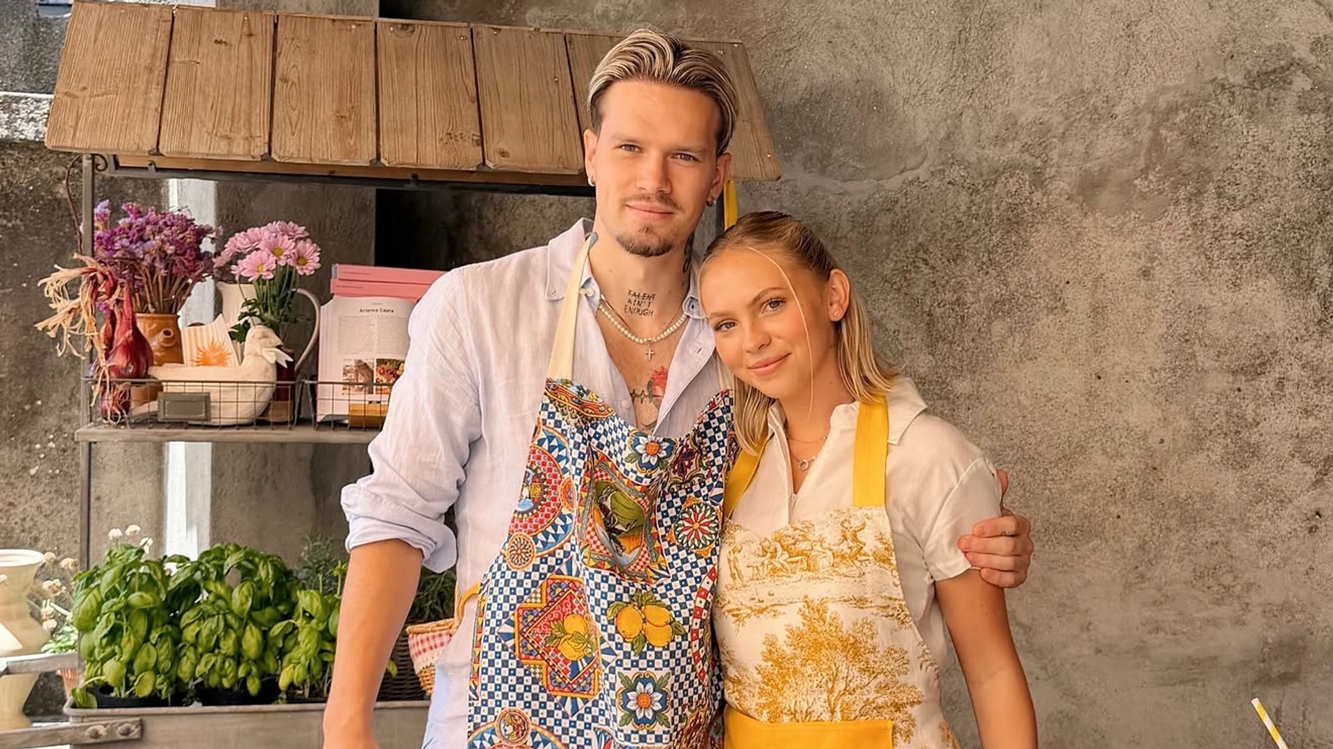 Люди навіть не усвідомлюють, наскільки все серйозно: дівчина Мудрика записала емоційне відео про війну в Україні