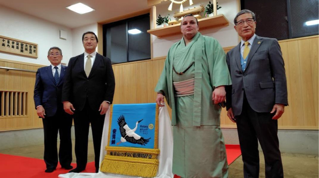 Сумоїст Аонішікі отримав церемоніальний одяг, який нагадуватиме йому про Україну