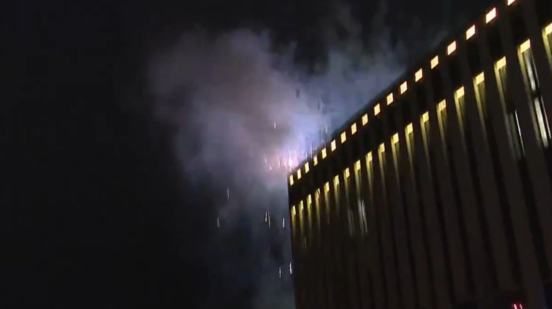 Безсонна ніч перед матчем ЛЧ: фанати Баварії влаштували фаєр-шоу біля готелю Реала