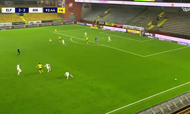 У Швеції футболісти викинули на поле другий м'яч, щоб зірвати атаку суперника