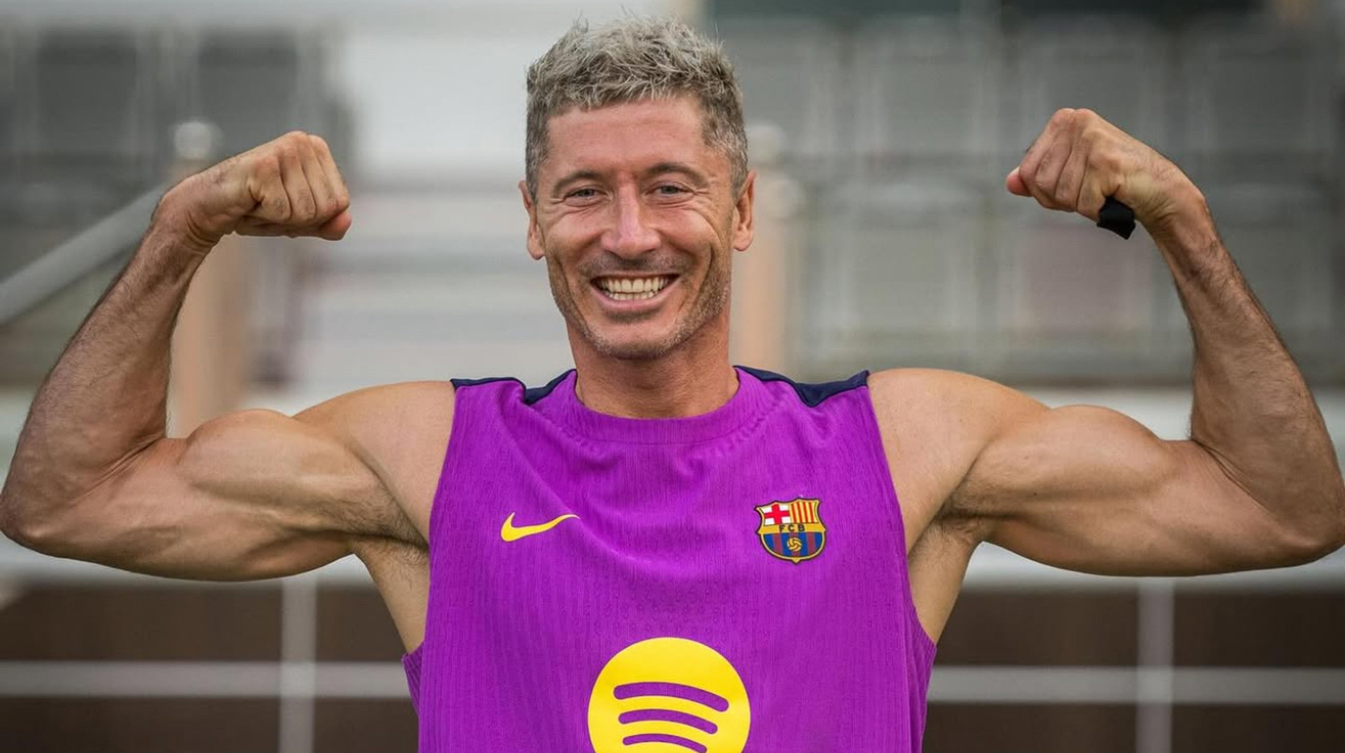 Зірка Барселони нестандартно привітав Левандовського з днем народження, схопивши його за геніталії