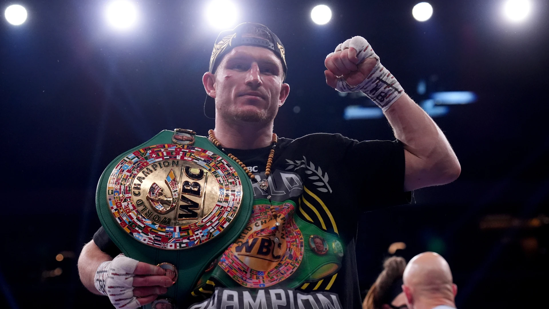 Смит раздельным решением защитил титул WBC в Шеффилде